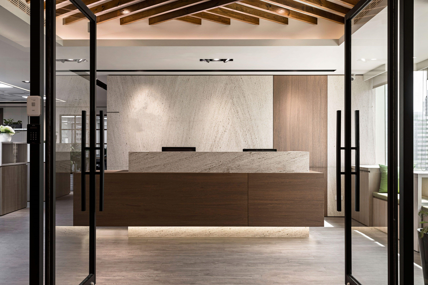 辦公室裝修不僅要把空間 形象要把控好，還要把人這塊結(jié)合起來